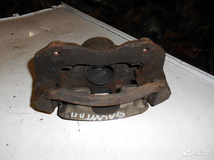 Передний правый суппорт Mitsubishi Galant