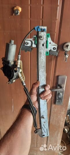 Стекло подъёмники на таёта авенсис 1998.г