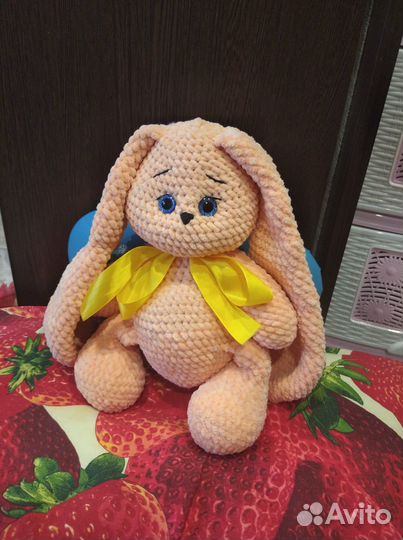 Плюшевый заяц вязанный