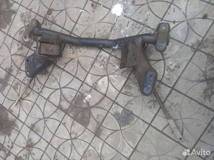 Поперечина Мицубиси делика л300