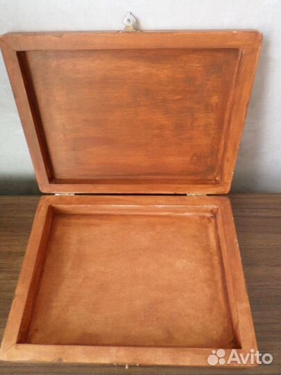 Деревянная шкатулка