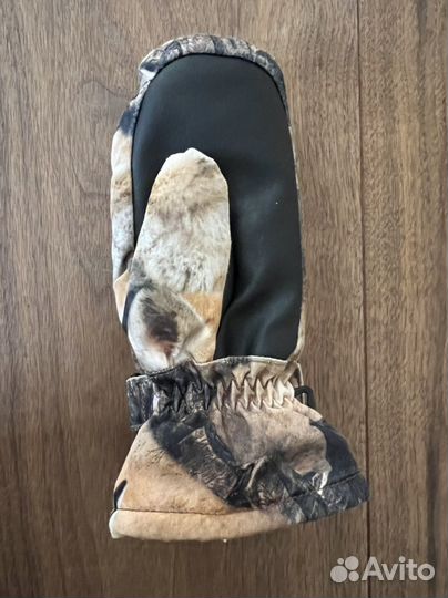 Molo одна левая варежка. 6-8 размер