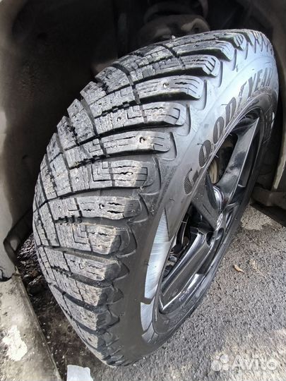 Goodyear UltraGrip 225/60 R18 104T