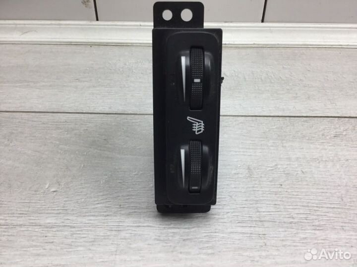 Блок управления подогревом сидений Toyota Avensis