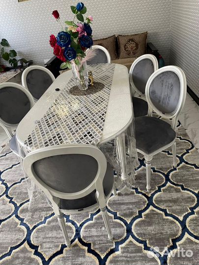 Стол и стулья