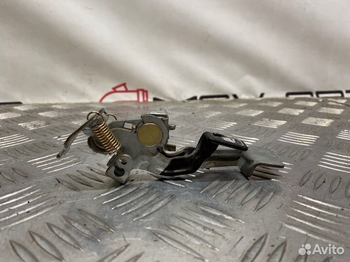 Б/У Ручка открывания крышки багажника Toyota Vitz