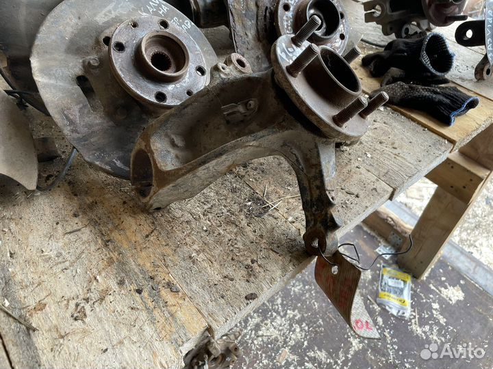 Поворотный кулак правый Ford C-Max