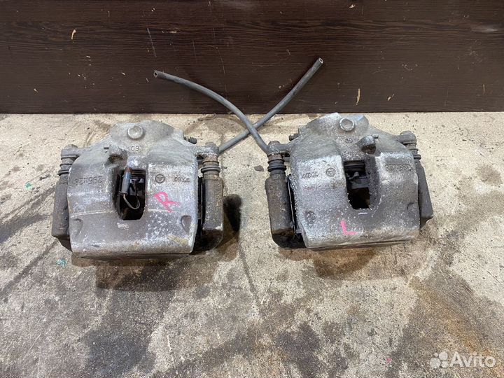 Суппорт передний Mercedes-Benz W204