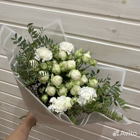 Букет с кустовой пионовидной розой и диантусами