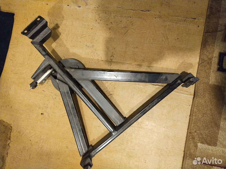 Кронштейн запаски на LADA largus