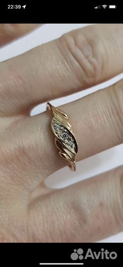 Золотое кольцо с бриллиантом