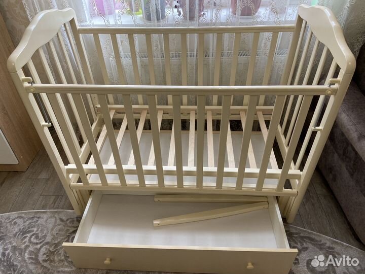 Комод с пеленальным столиком, кроватка