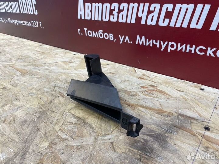 Дефлектор радиатора передний левый Renault Duster