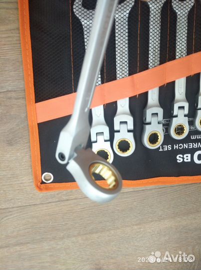 Набор гаечных ключей с трещеткой