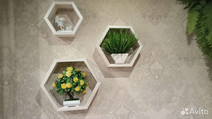 Полки в виде сот