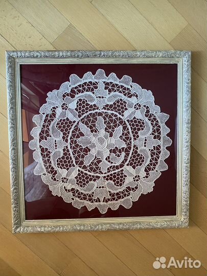 Старинная кружевная салфетка в раме