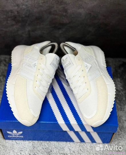 Женские кроссовки Adidas белые