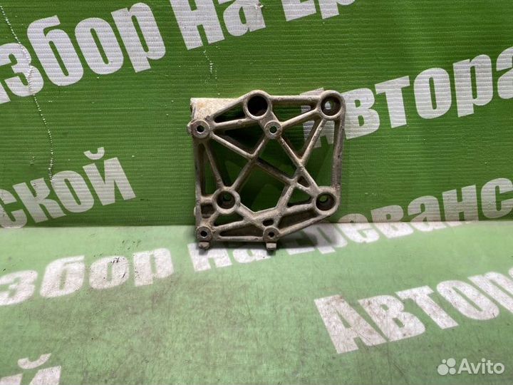 Кронштейн компрессора кондиционера Nissan Maxima