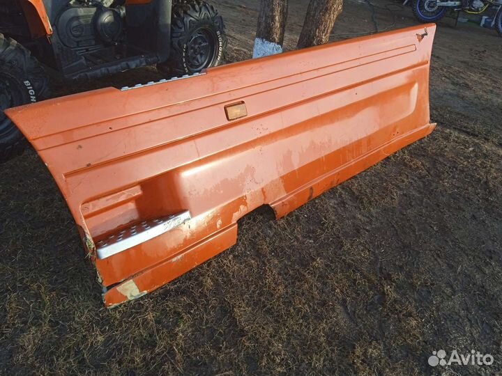 Спойлер боковой левый