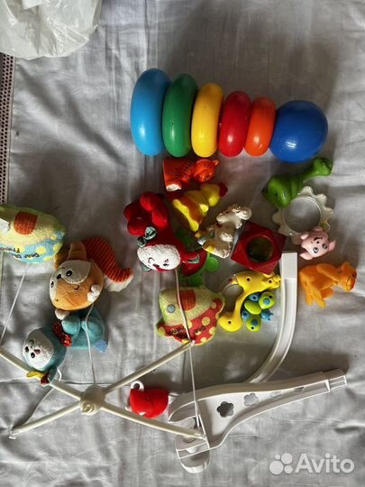 Мобиль и игрушки малышу