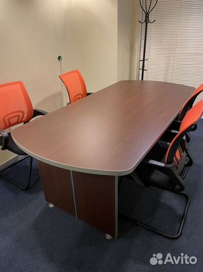 Стол переговорный и стулья