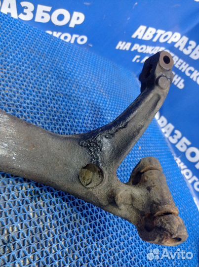 Передний правый поворотный кулак Audi A6C5 седан