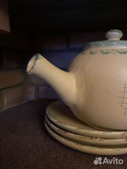 Заварочный чайник, сахарница и три тарелки