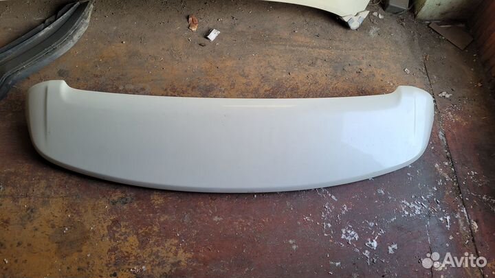 Спойлер крышки багажника Toyota Land Cruiser 200