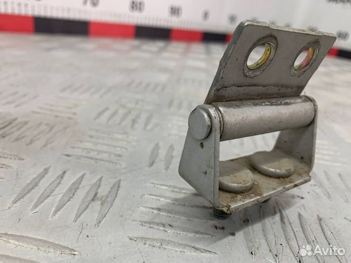 Б/У петля крышки багажника задний правый Mazda