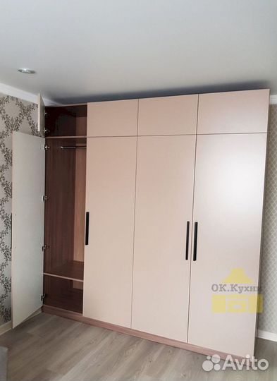 Шкаф с зеркалом