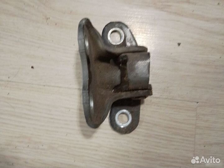 Петля двери передней левой нижняя Toyota Auris