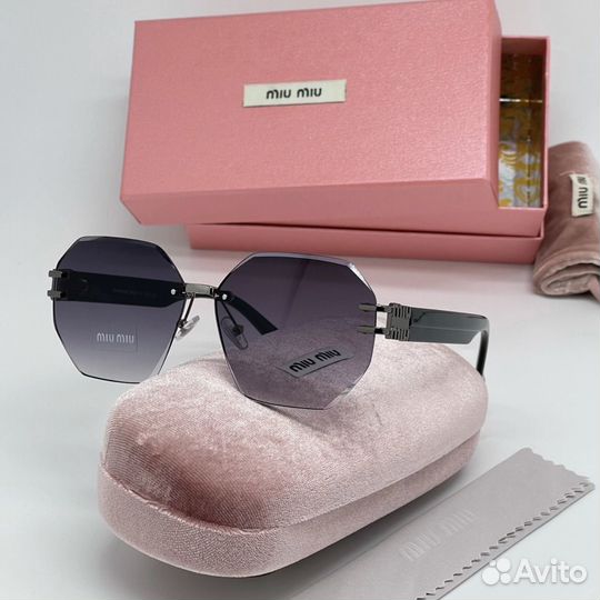 Солнцезащитные очки Miu Miu