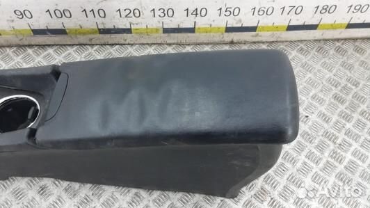 Подлокотник центральный toyota avensis T27 (KNI11I