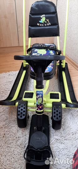 Детский снегокат с ручкой и колесами