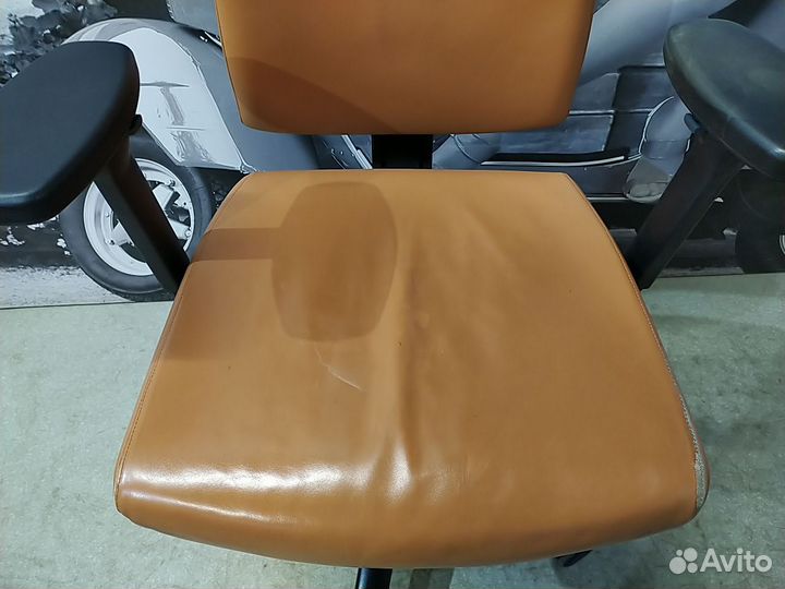 Кресло компьютерное, кожа б/у 12-407