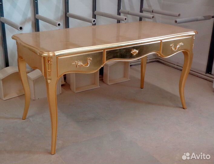 Предлагаем красивый дамский письменный стол из дер