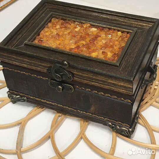 Шкатулки, инкрустированные янтарём