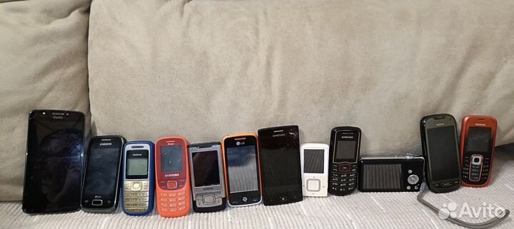 Набор сенсорных, кнопочных телефонов