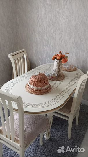 Стол и стулья