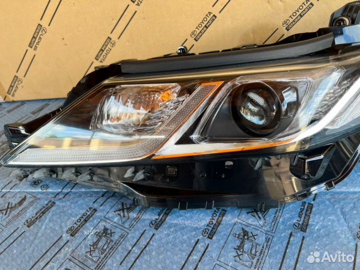 Фара левая Toyota Camry 70 17-23