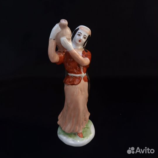 Девушка с кувшином