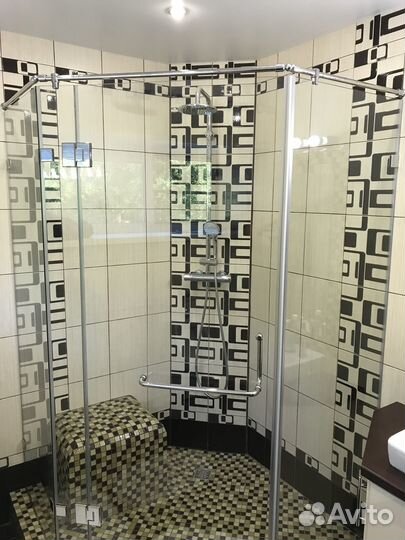 Тонированная стеклянная перегородка в ванную