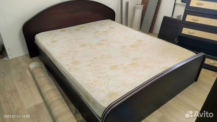 Кровать двухспальная с матрасом бу