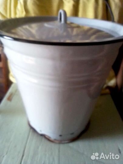 Эмалированное ведро с крышкой