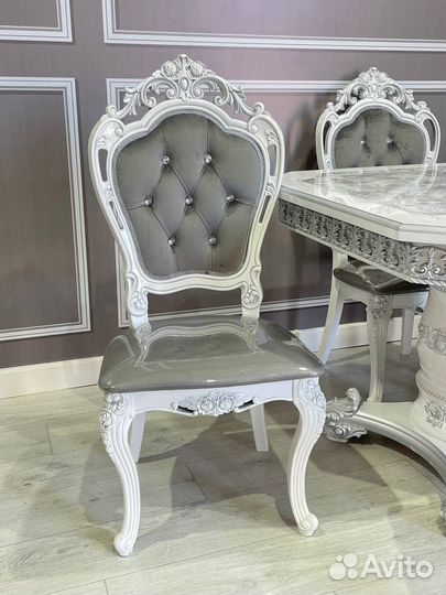 Кухонный стол и стулья