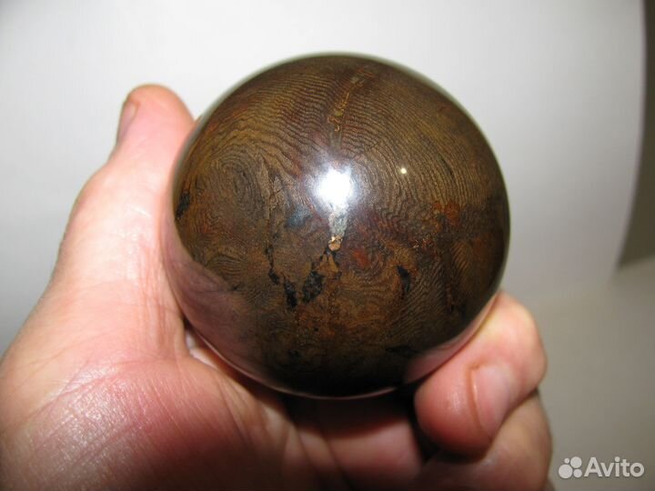 Шар из окаменелого дерева на подставке