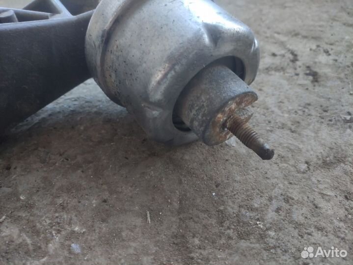 Кронштейн двигателя передний правый Opel Vectra B