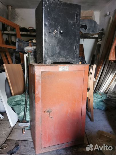 Сейф металлический