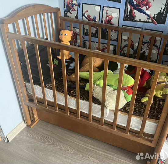Детская кроватка с маятником и ящиком