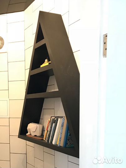 Полка треугольная для книг